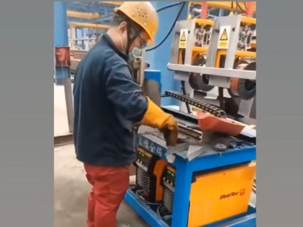 鋼結(jié)構(gòu)檁托自動(dòng)焊